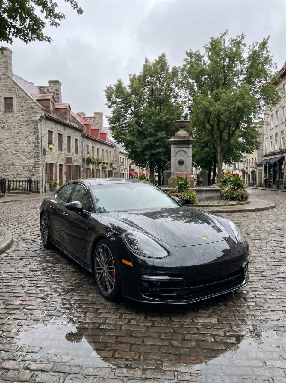 La Porsche Panamera GTS — Jet Black, Cuir Rouge, Montréal